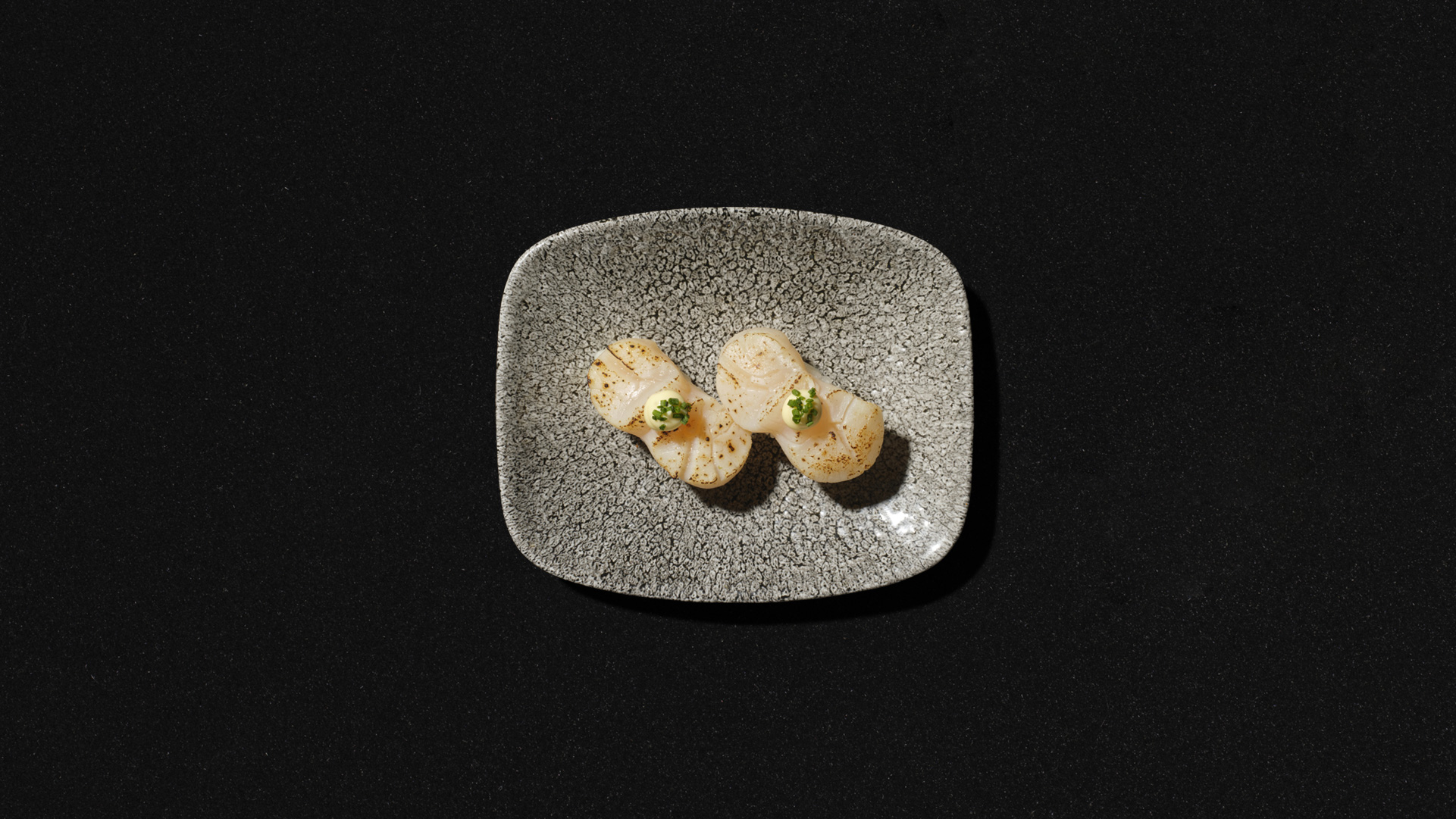 Grillattu kampasimpukka nigiri Hanko Aasian Grillattu kampasimpukka nigiripari tarjoiltuna