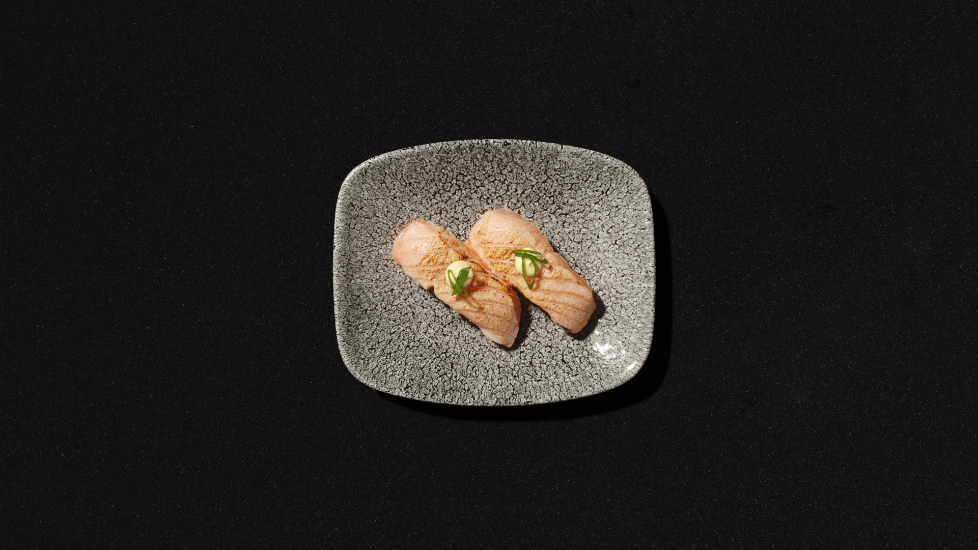 Grillattu lohi nigiri Hanko Aasian Grillattu lohi nigiripari tarjoiltuna