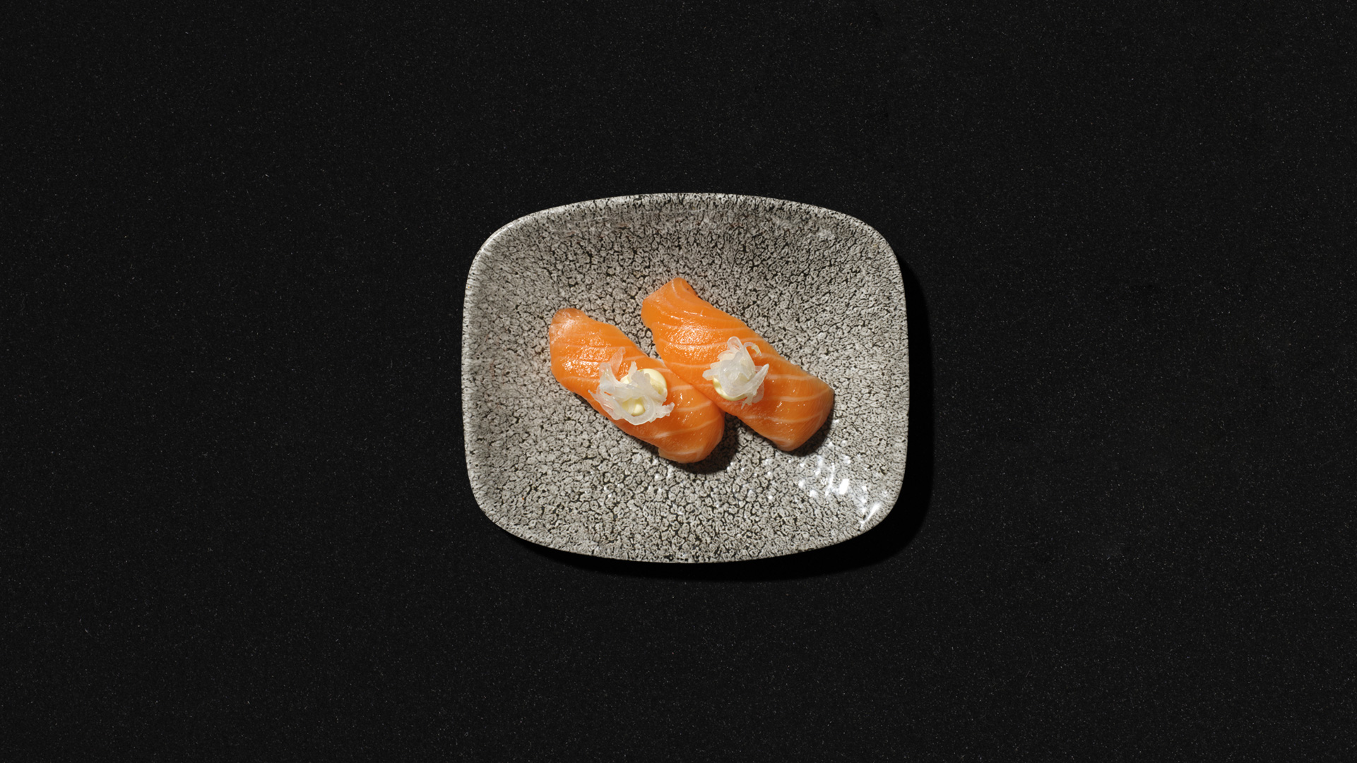 Sipuli-lohi nigiri Hanko Aasian Sipuli-lohi nigiripari tarjoiltuna