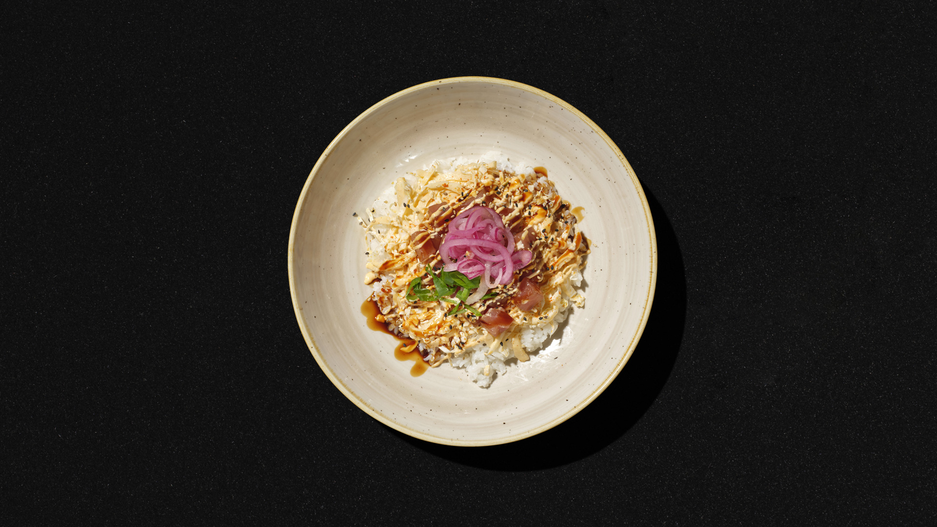 Spicy poke bowl tonnikala Hanko Aasian Spicy poke bowl tonnikala täytteellä