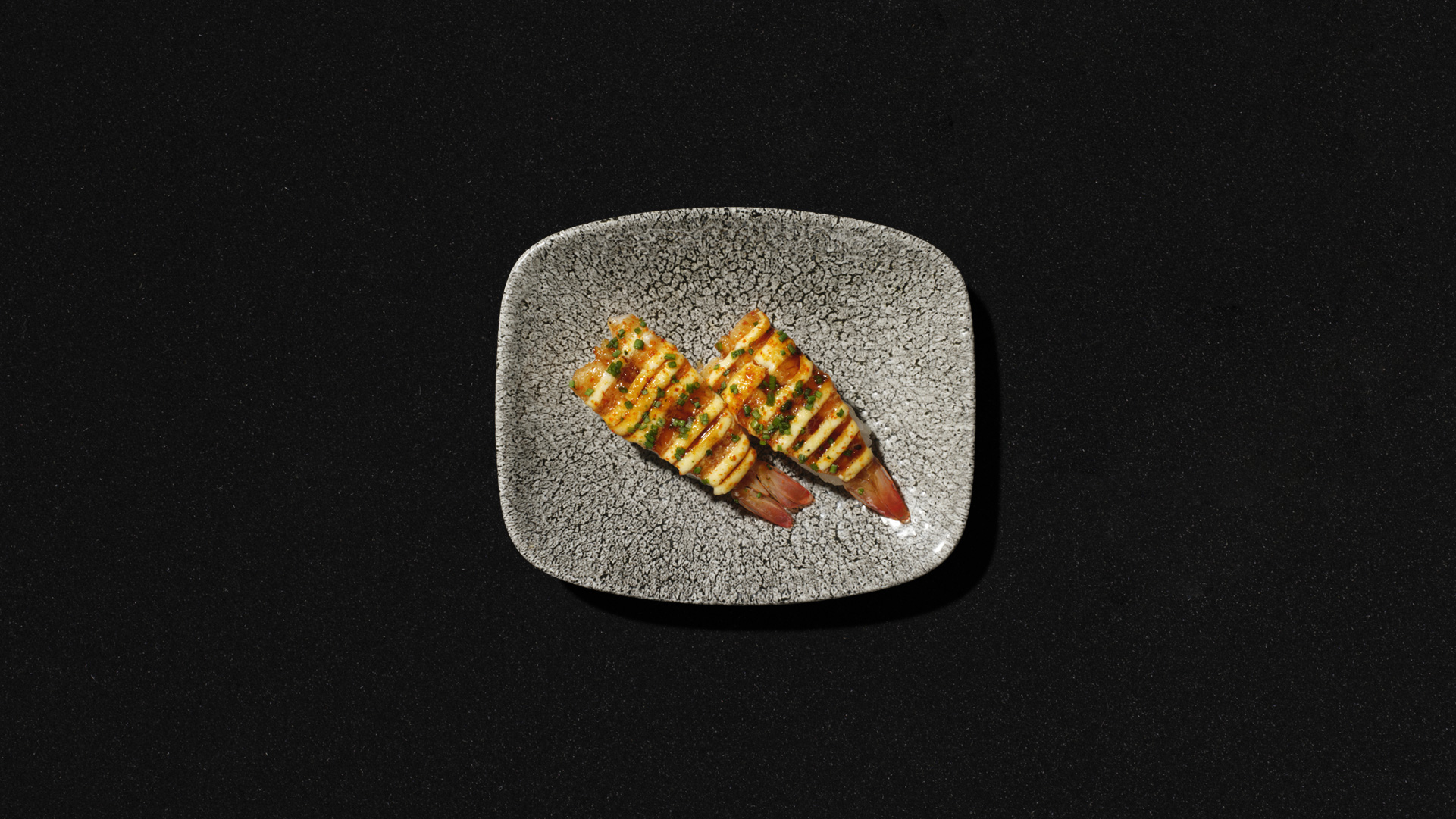 Teriyaki-ebi nigiri Hanko Aasian Teriyaki-ebi nigiripari tarjoiltuna