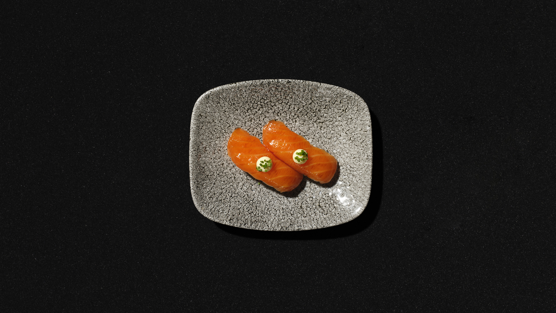 Teriyaki-lohi nigiri Hanko Aasian Teriyaki-lohi nigiripari tarjoiltuna