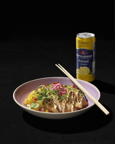Summer Bowl Hanko Aasia Summer Bowl annos Sanpellegrino juoman kanssa tarjoiltuna